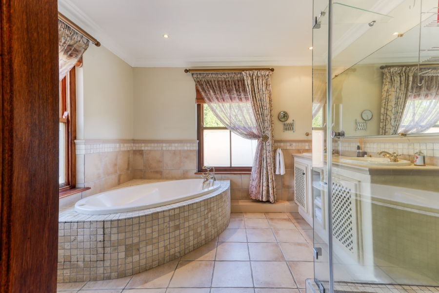 7 Bedroom Property for Sale in Zwaanswyk Western Cape